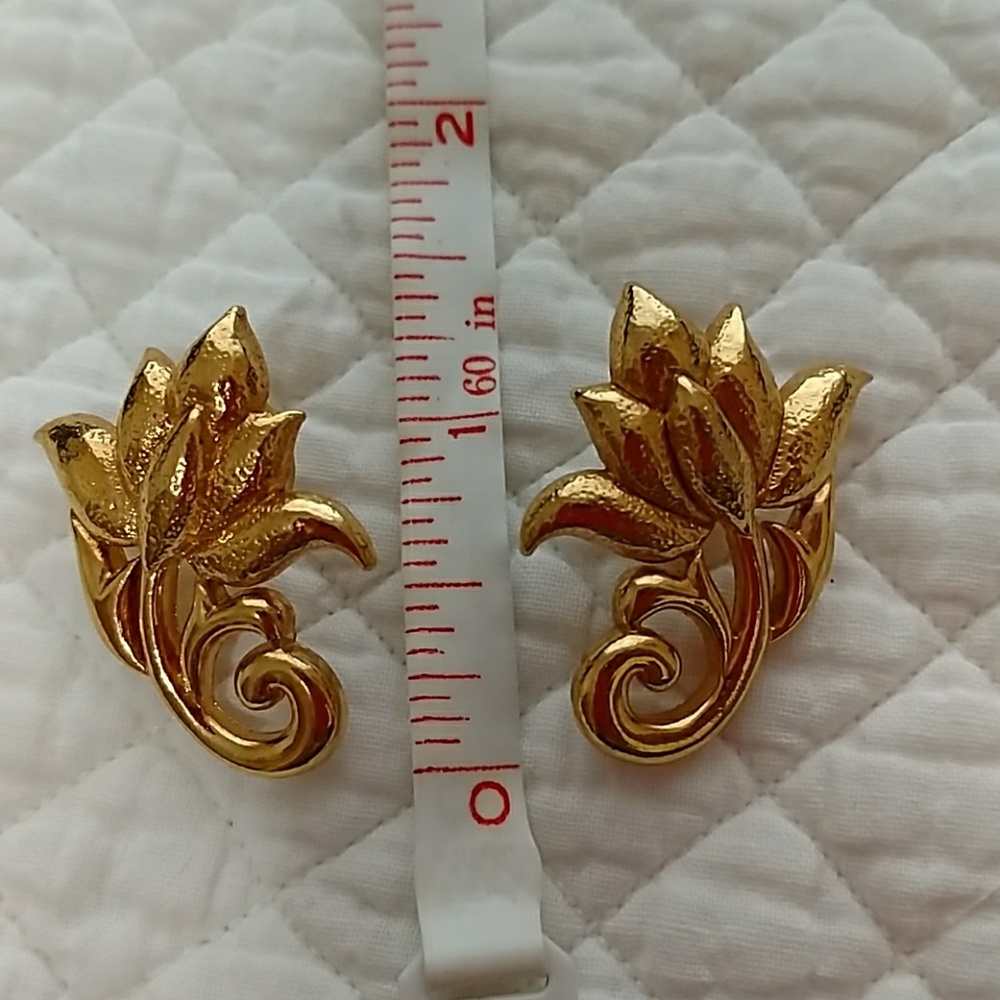 Beautiful Gold Tone Earrings!!!